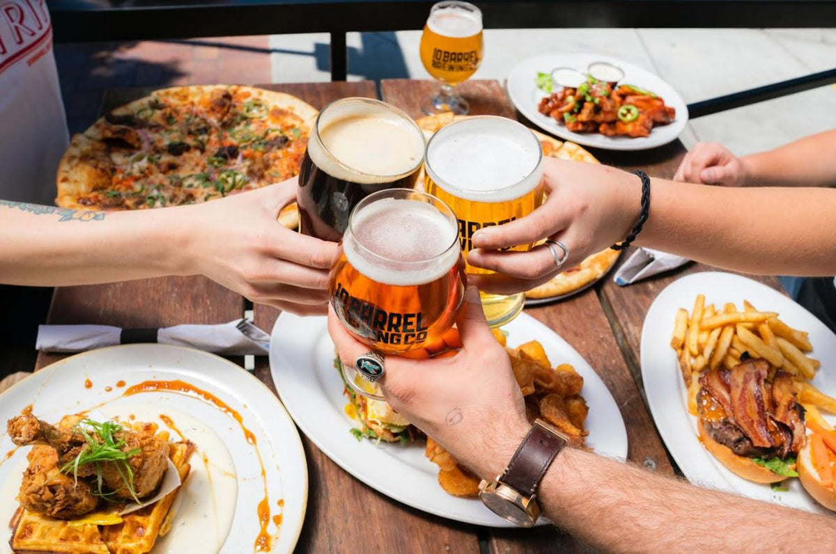 Comida y Cerveza: La Magia de los Sabores se Encuentran en la Mesa